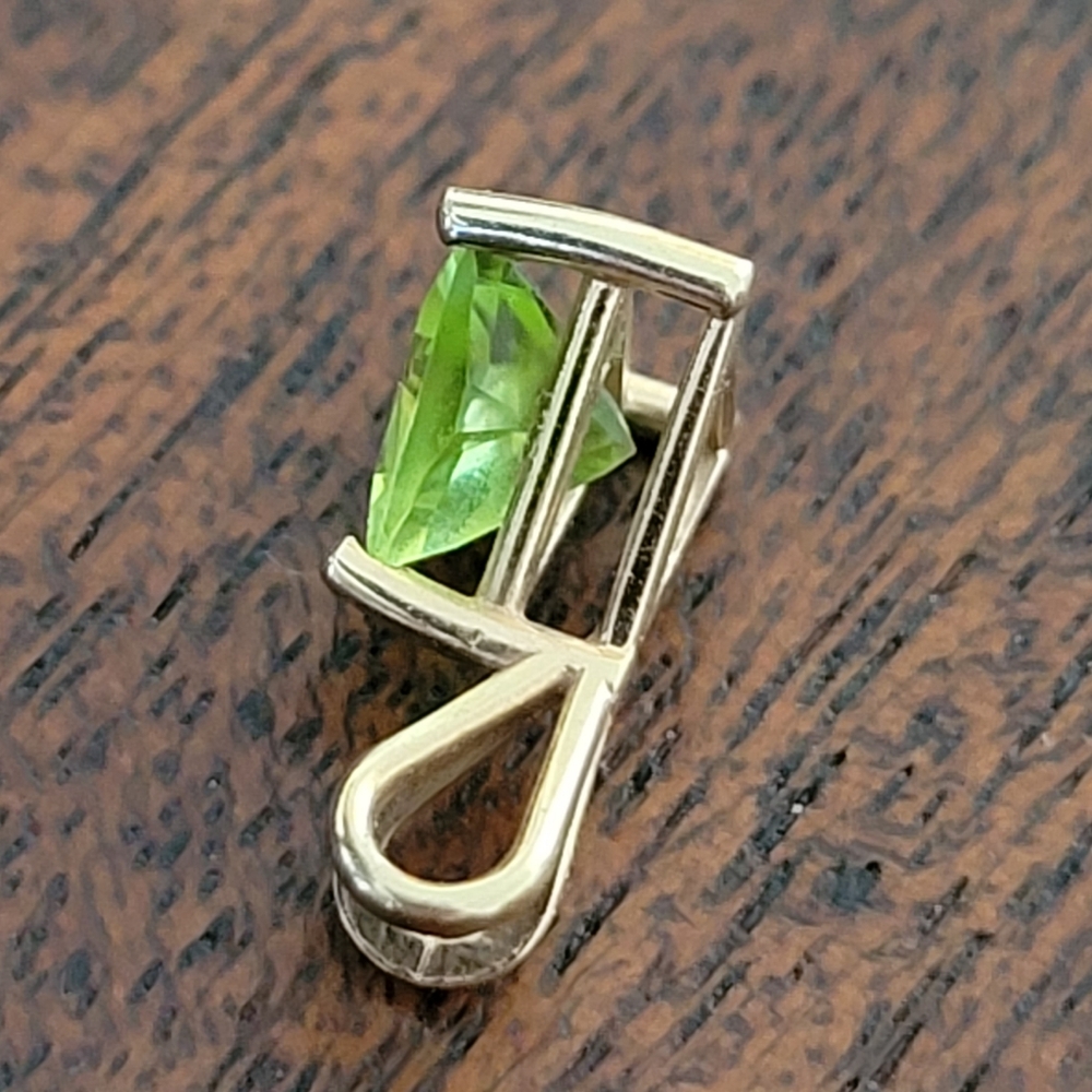 Peridot Pendant / set in gold - Picture 8 of 10